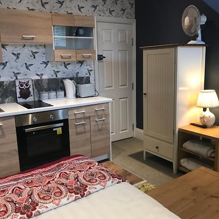 Acacia Villas Guest House Гилдфорд Екстериор снимка