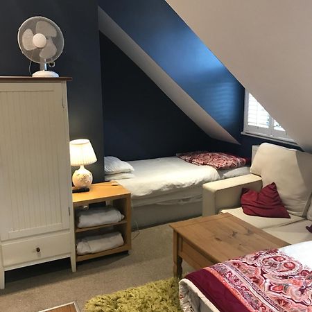 Acacia Villas Guest House Гилдфорд Екстериор снимка