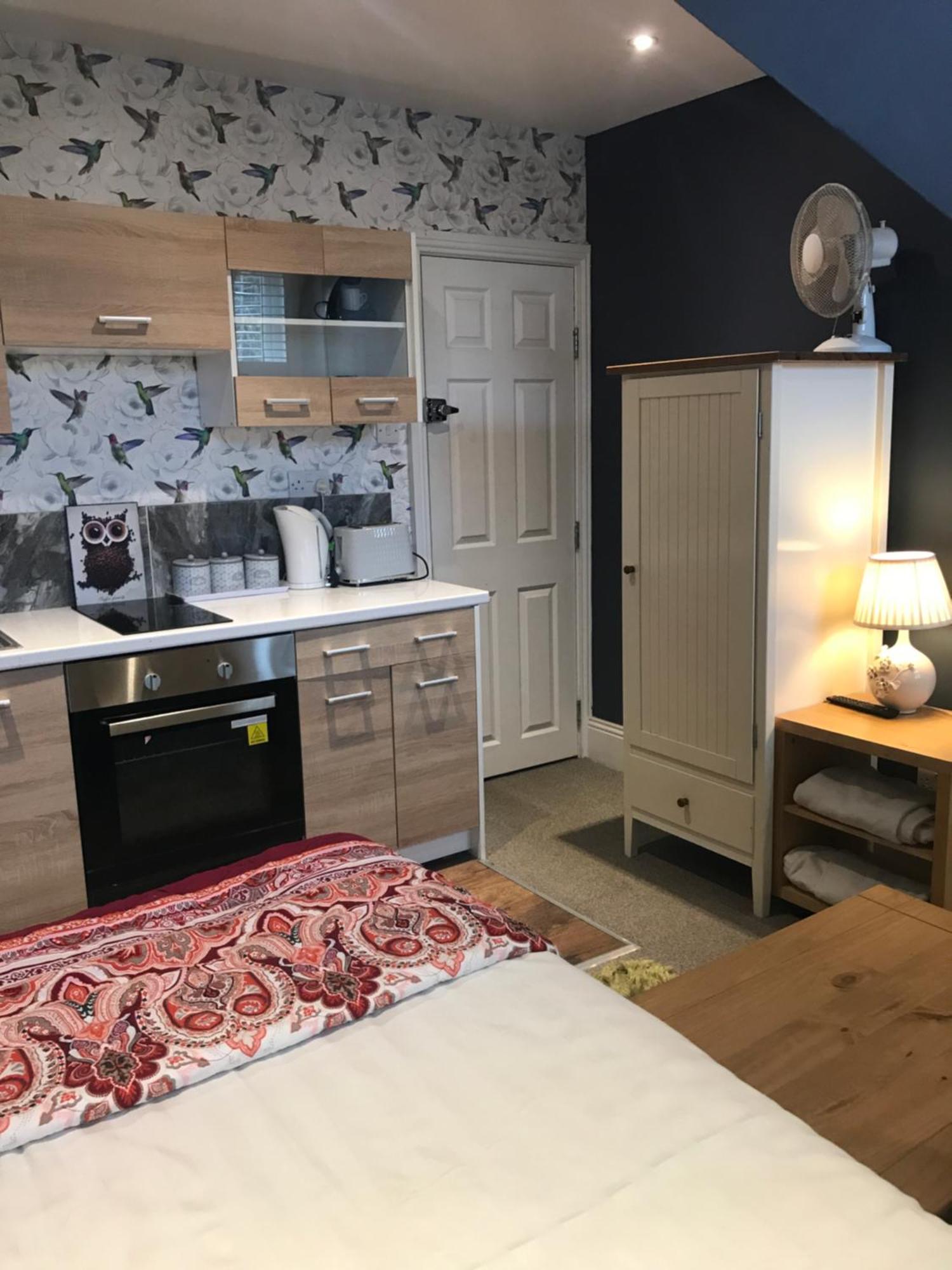 Acacia Villas Guest House Гилдфорд Екстериор снимка