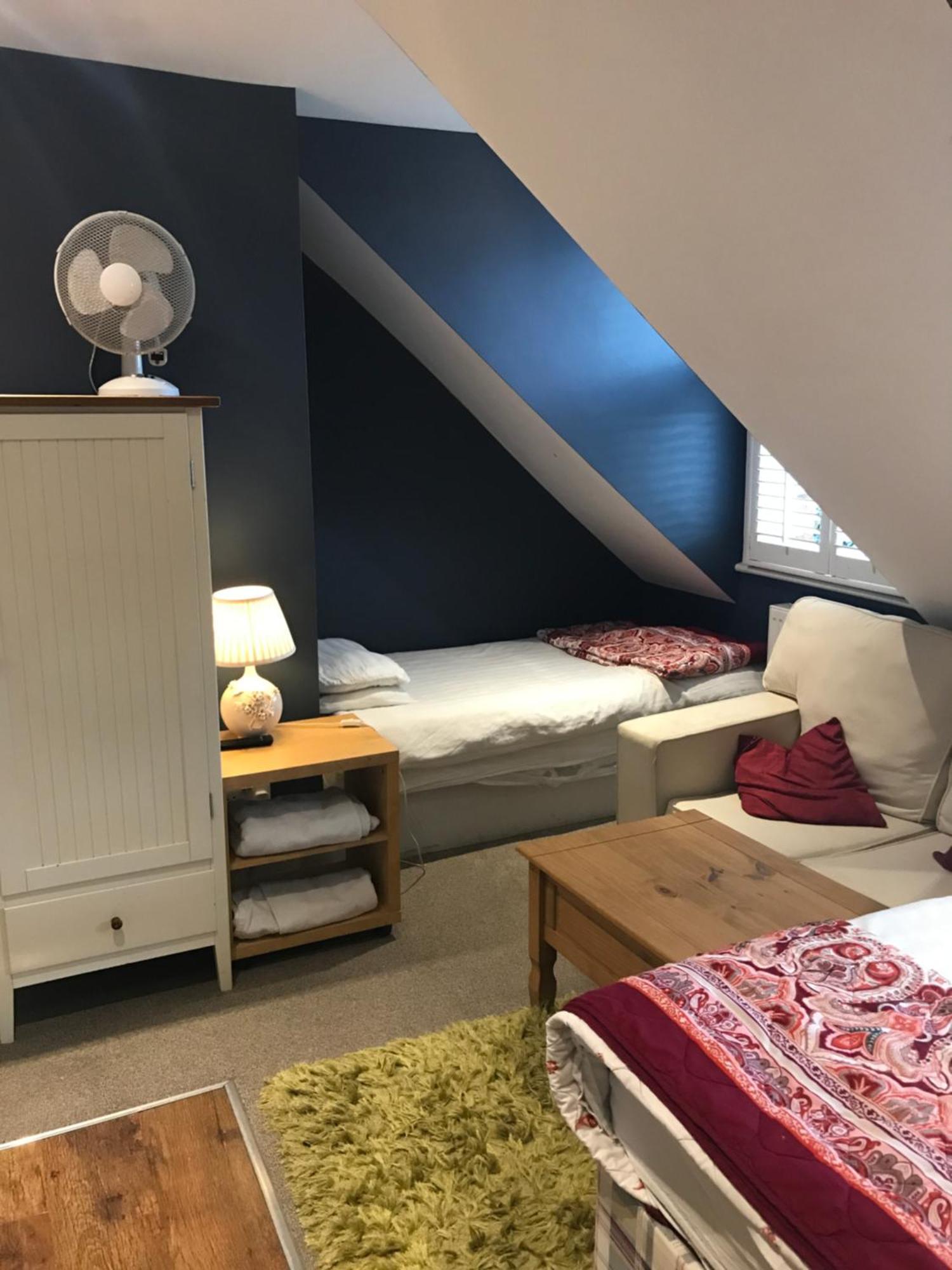 Acacia Villas Guest House Гилдфорд Екстериор снимка
