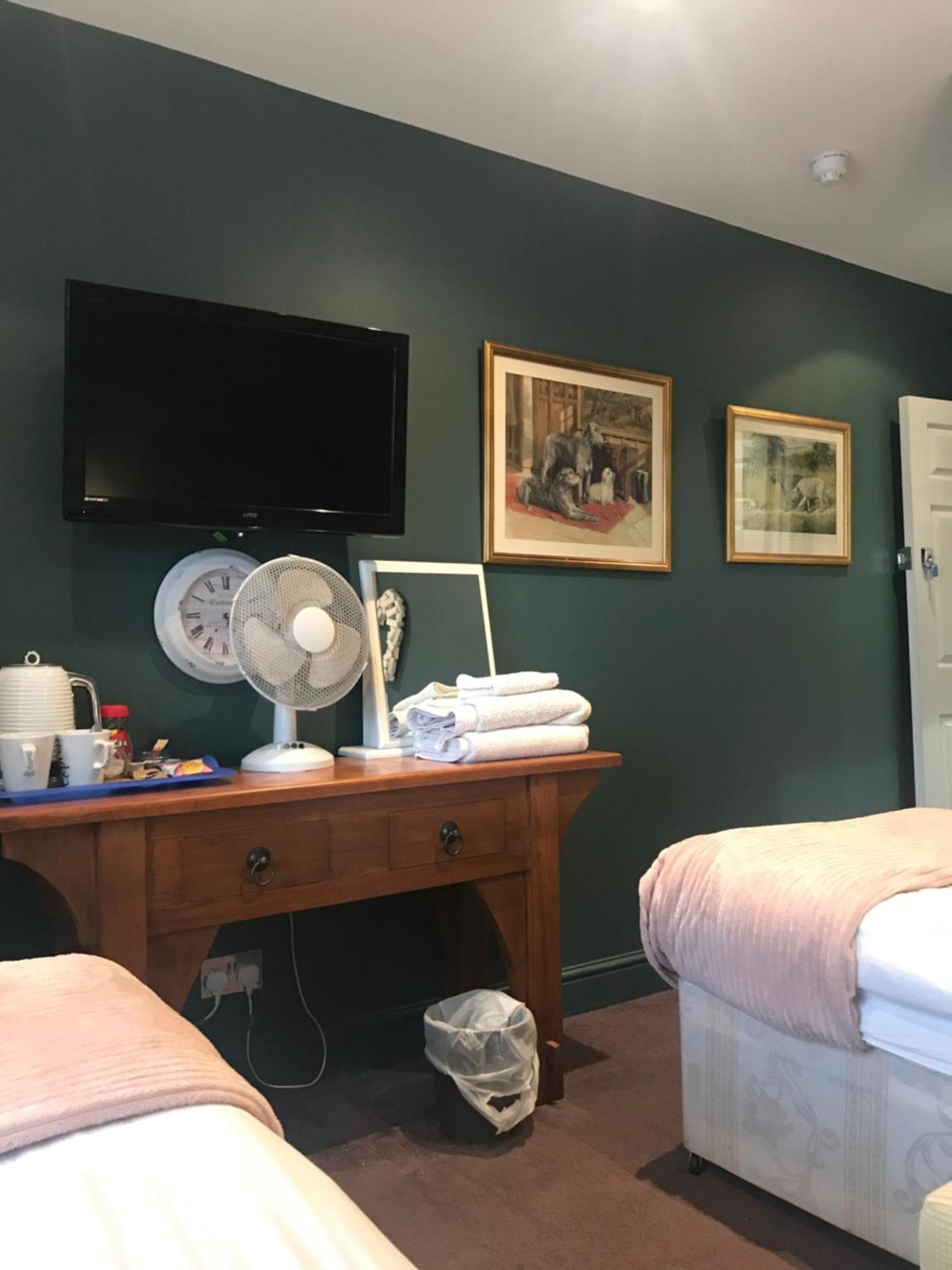 Acacia Villas Guest House Гилдфорд Екстериор снимка