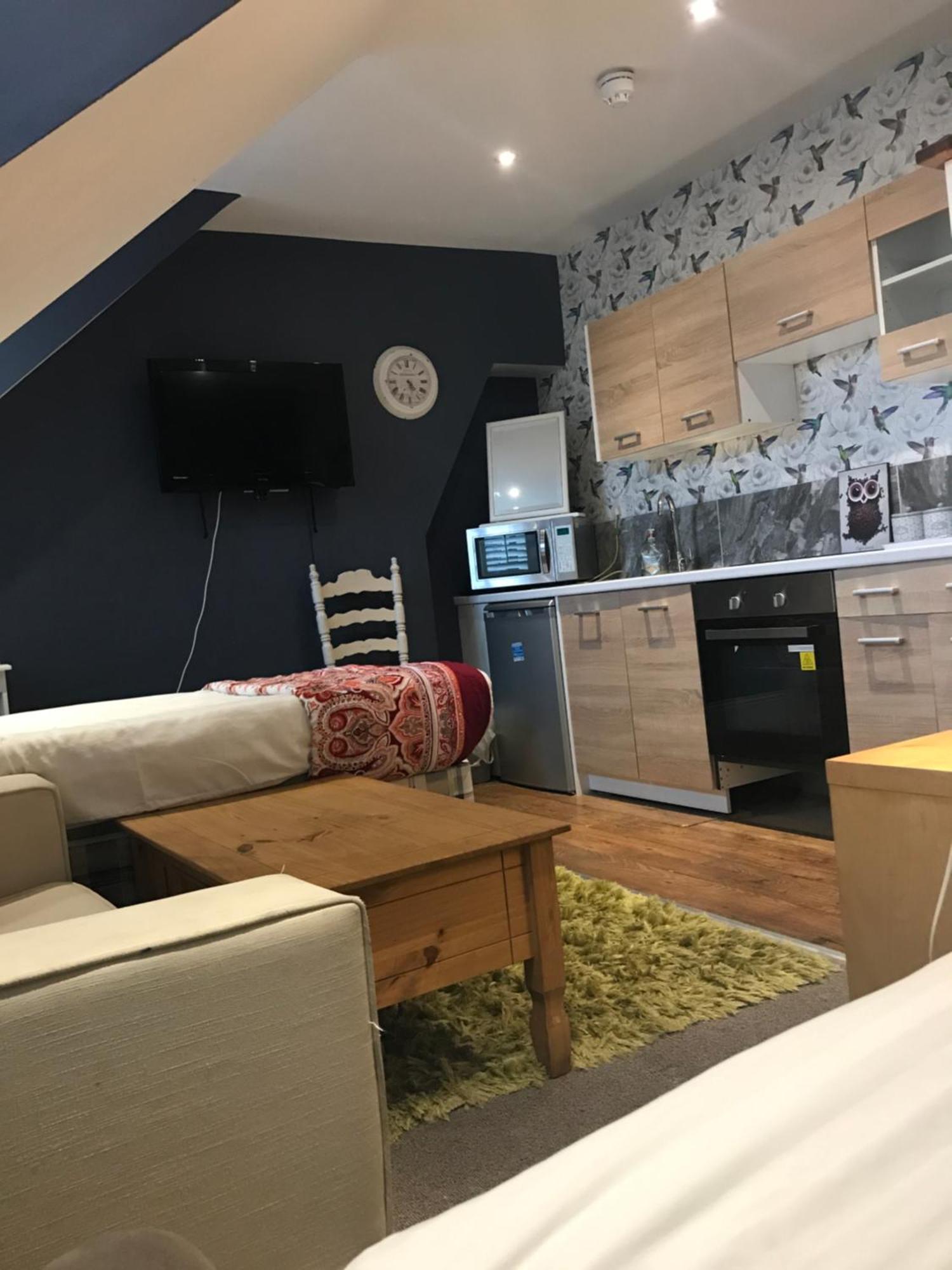 Acacia Villas Guest House Гилдфорд Екстериор снимка