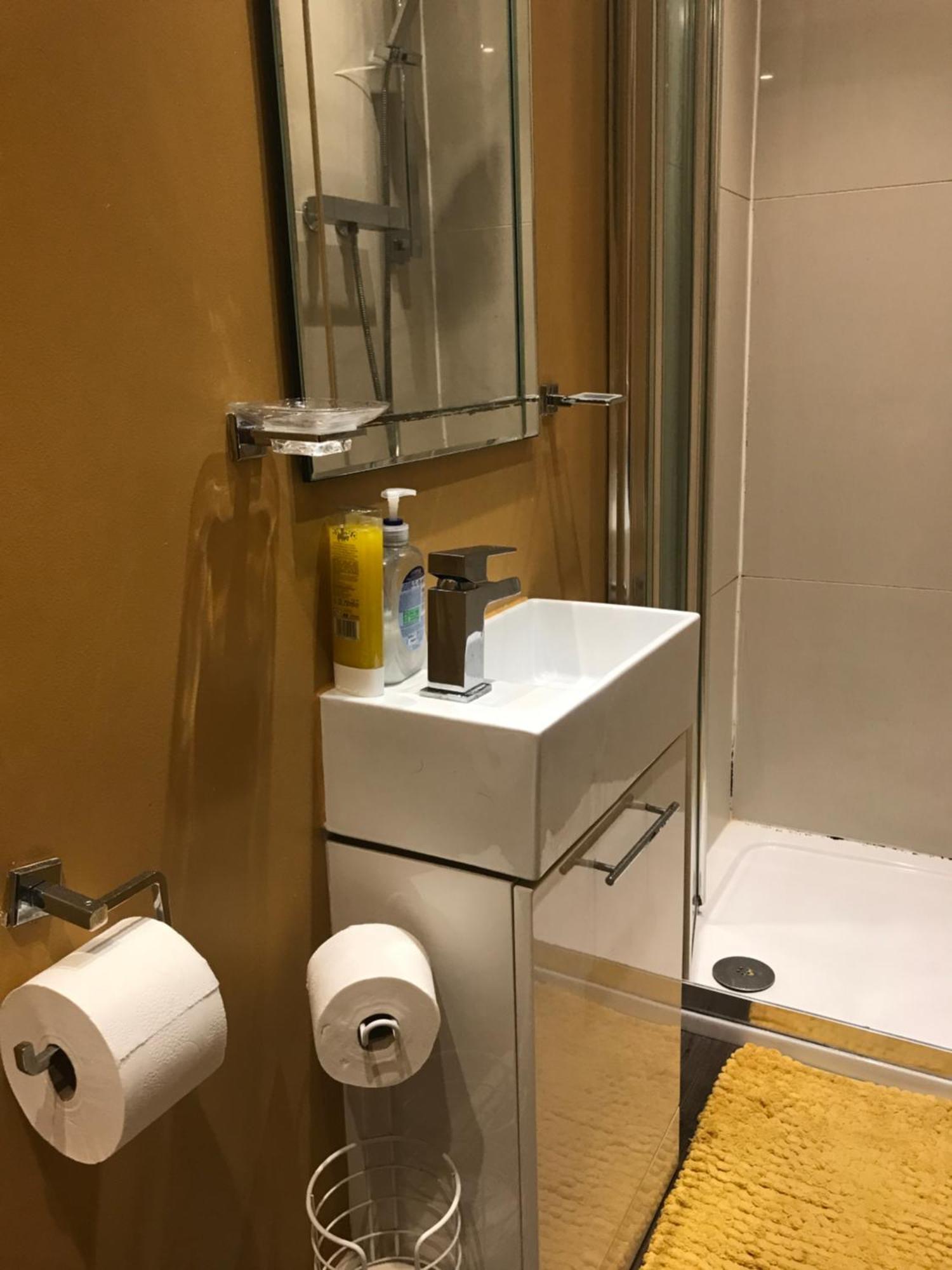 Acacia Villas Guest House Гилдфорд Екстериор снимка