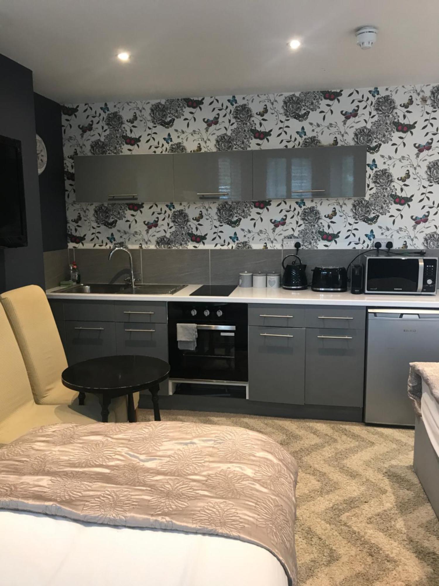 Acacia Villas Guest House Гилдфорд Екстериор снимка